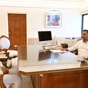 প্রধানমন্ত্রীর সঙ্গে নৌবাহিনী প্রধানের সাক্ষাৎ