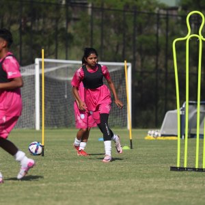 শুরুতে অস্ট্রেলিয়ার পরিবেশের সঙ্গে মানিয়ে নেওয়ার চেষ্টায় ঋতুপর্ণারা