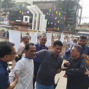 শহীদ মিনারে শ্রদ্ধা জানাতে যাওয়া আ.লীগের দুই নেতা আটক শহীদ মিনারে শ্রদ্ধা জানাতে যাওয়া আ.লীগের দুই নেতা আটক