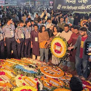 ফুলে ফুলে ভরে গেছে শহীদ মিনারের বেদি