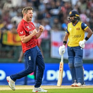 ইংল্যান্ডের কাছে অসহায় আত্মসমর্পণ শ্রীলঙ্কার 