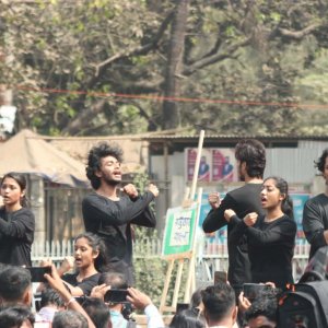 একুশের চেতনায় রাজু ভাস্কর্যে পথনাটক ‘ভাষার ক্ষুধা’ মঞ্চস্থ 