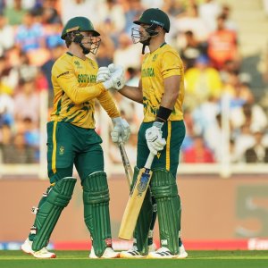 রেকর্ড জুটিতেও লাভ হলো না ওয়েস্ট ইন্ডিজের, সেমিতে এক পা প্রোটিয়াদের