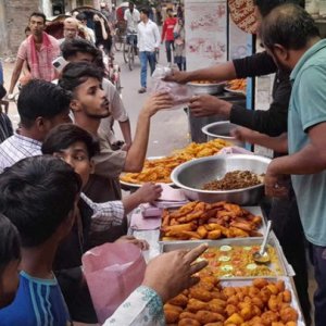 নিম্ন আয়ের মানুষের ভরসা ফুটপাতের ইফতারি