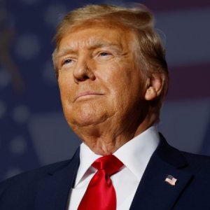 ট্রাম্পের মামলায় সম্পৃক্ত ১০ জনকে বরখাস্ত করলো এফবিআই