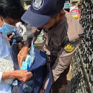 বায়তুল মোকাররম মসজিদের প্রবেশপথে তল্লাশি