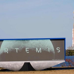 এখনই চাঁদে মানুষ পাঠাচ্ছে না নাসা