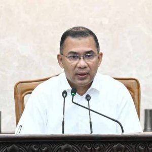 সাপ্তাহিক ছুটির দিনেও তেজগাঁও কার্যালয়ে ব্যস্ত সময় কাটাচ্ছেন প্রধানমন্ত্রী