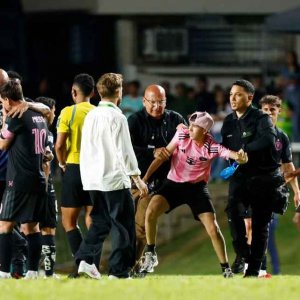 পুয়ের্তো রিকোতে ভক্তের কারণে মাঠে পড়ে যান মেসি!