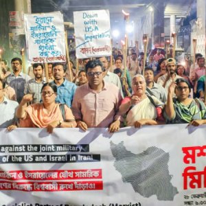 ইরানে হামলার প্রতিবাদে রাজধানীতে বাসদের মশাল মিছিল