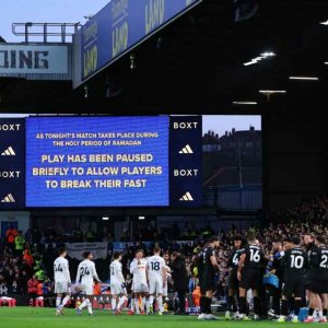 মুসলিম ফুটবলারদের ইফতারের সময় দুয়োধ্বনি, গার্দিওলার নিন্দা