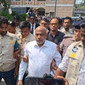 আদালতে ভাঙচুর: বরিশাল বারের সভাপতিসহ বিএনপিপন্থি ১১ আইনজীবীর জামিন আদালতে ভাঙচুর: বরিশাল বারের সভাপতিসহ বিএনপিপন্থি ১১ আইনজীবীর জামিন