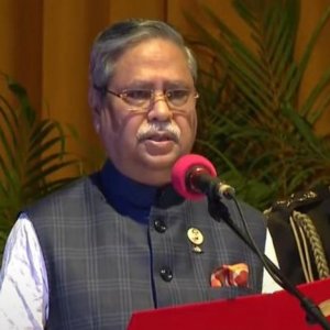 সংসদে রাষ্ট্রপতিকে ভাষণদানে বিরত রাখতে প্রধানমন্ত্রীকে চিঠি