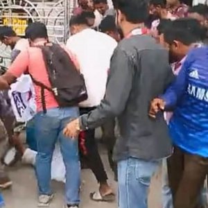 প্রেসক্লাবে ঢুকে সাংবাদিককে হাতুড়ি-রড দিয়ে পেটালেন যুবদলের নেতাকর্মী প্রেসক্লাবে ঢুকে সাংবাদিককে হাতুড়ি-রড দিয়ে পেটালেন যুবদলের নেতাকর্মী