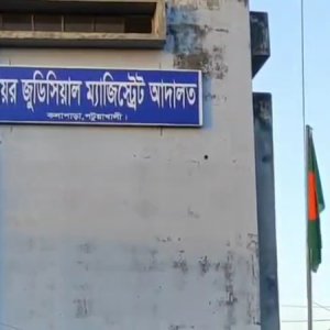 আদালতে শুনানি করার সময় দুই আইনজীবীর মারামারি