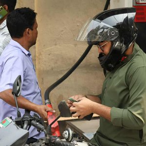 জ্বালানি তেল কেনার সীমা বেঁধে দিলো বিপিসি