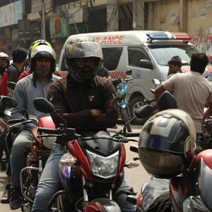 আজও ফিলিং স্টেশনগুলোতে দীর্ঘ লাইন