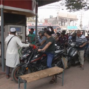 যশোরে অনেক তেলপাম্প বন্ধ: অকটেন মিললেও মিলছে না পেট্রোল  