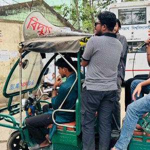 বিশেষ বৃত্তির দাবিতে ভিন্নধর্মী প্রতিবাদে জবি শিক্ষার্থীরা