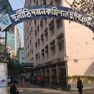 সরকারি জমি বিক্রি ও বন্ধক, সাব-রেজিস্ট্রারসহ ২ জনের বিরুদ্ধে মামলা