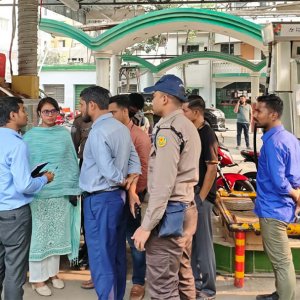 পেট্রোল পাম্পে অতিরিক্ত মজুত ও বেশি দামে বিক্রি ঠেকাতে অভিযান 