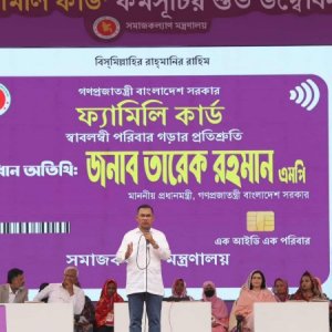 ফ্যামিলি কার্ড হাতে পাওয়ার আগেই মোবাইলে পৌঁছালো টাকা, উচ্ছ্বসিত কড়াইল বস্তিবাসী 