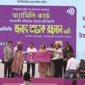 ফ্যামিলি কার্ডের মেসেজ আসেনি, ফাতেমা বেগমকে আশ্বস্ত করলেন প্রধানমন্ত্রী 