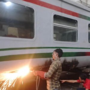 পুরোনো ১২২টি বগি জোড়াতালি দিয়ে ঈদযাত্রা