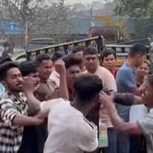 ফিলিং স্টেশনে তেল কিনতে মারামারি, ভিডিও ভাইরাল