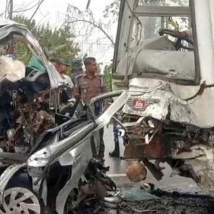 বাগেরহাটে বাসের সঙ্গে মাইক্রোবাসের সংঘর্ষে নিহত বেড়ে ১৩