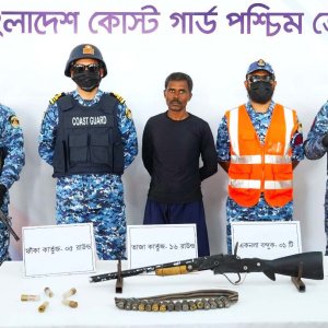 অস্ত্র ও গোলাবারুদসহ সুন্দরবনের ডাকাত আটক