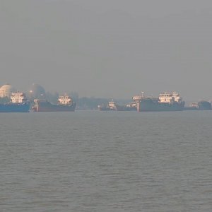 জ্বালানি সংকটে পণ্য খালাস করতে পারছে না লাইটার জাহাজ