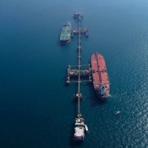 ইরাকে তেলের ট্যাঙ্কারে হামলা, বন্দর কার্যক্রম বন্ধ