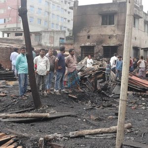 যশোরে আগুনে পুড়ে গেছে কুটির শিল্পের ১৩ প্রতিষ্ঠান, কোটি টাকার ক্ষতি