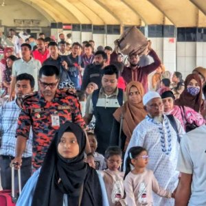 ঈদযাত্রার দ্বিতীয় দিন, কমলাপুরে ভিড়