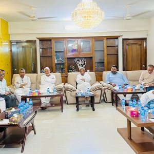 ঈদের আগেই শ্রমিকদের বেতন-বোনাস পরিশোধের নির্দেশ শ্রমমন্ত্রীর