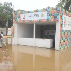 বইমেলায় জলাবদ্ধতা, স্টলের সামনে পানি জমে ভোগান্তি