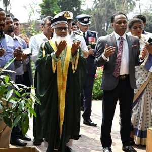 জাতীয় সংসদ প্রাঙ্গণে বৃক্ষরোপণ করলেন স্পিকার ও ডেপুটি স্পিকার