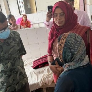 হঠাৎ হাসপাতালে মন্ত্রী, দেখলেন অনেক চিকিৎসক কর্মস্থলে আসেননি