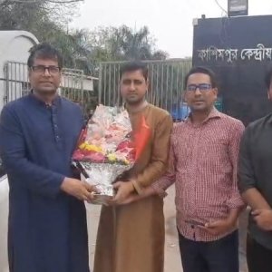 কারাগার থেকে মুক্তি পেলেন সাংবাদিক আনিস আলমগীর