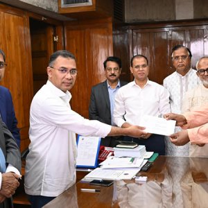 ১২ সিটির পরিচ্ছন্নতা কর্মীদের ঈদ উপহার দিলেন প্রধানমন্ত্রী