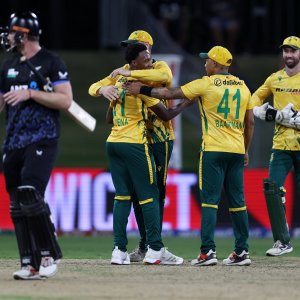 নিউজিল্যান্ডকে উড়িয়ে দক্ষিণ আফ্রিকার দাপুটে সূচনা