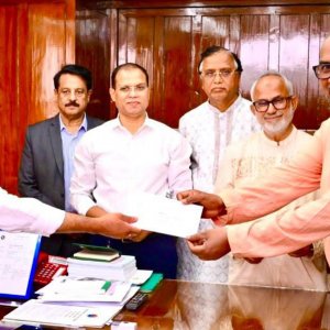 সিসিকের পরিচ্ছন্নতাকর্মীদের ৪১ লাখ টাকা অনুদান দিলেন প্রধানমন্ত্রী