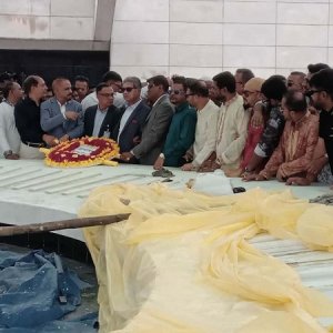 জিয়াউর রহমান ও খালেদা জিয়ার কবরে নবনিযুক্ত পাঁচ সিটি প্রশাসকের শ্রদ্ধা