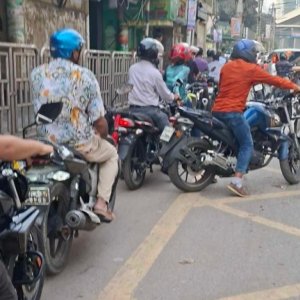 রেশনিং তুলে নেওয়ার পর পাম্পে আগের মতোই তেলের সংকট, দীর্ঘ লাইন