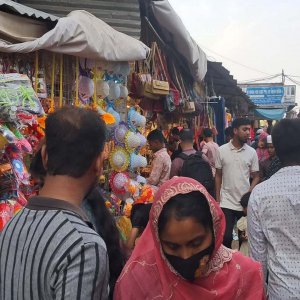 সাধ ও সাধ্যের মধ্যে ফুটপাতে ঈদের কেনাকাটা