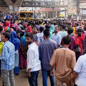 বেতন দেওয়ার দিন কারখানায় তালা দিয়ে পালালেন মালিক, শ্রমিকদের বিক্ষোভ