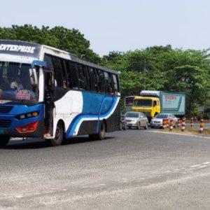 উত্তরের মহাসড়কে বেড়েছে যানবাহন, নেই যানজট-ধীরগতি
