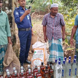 স্থানীয়রা উদ্ধার করলো ৪২ বোতল মদ, পুলিশ বলছে ২৫ বোতল