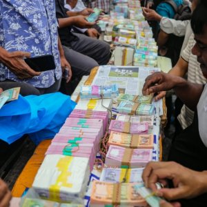 গুলিস্তানে বাড়তি দামে নতুন নোট কেনার হিড়িক